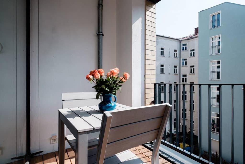 2 Bedroom Mauerpark-Apartment, Berlin Mitte View Calendar Экстерьер фото