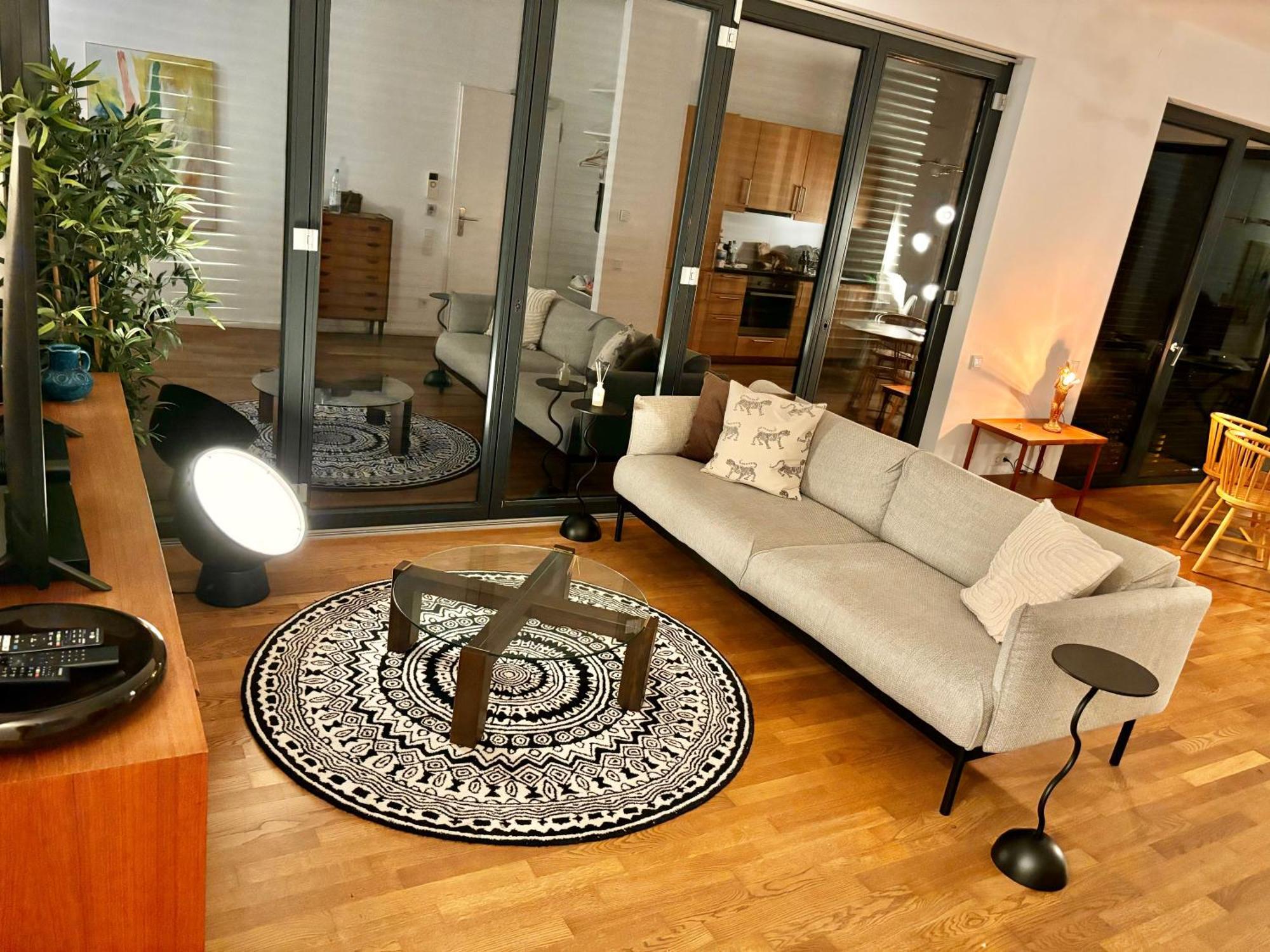 2 Bedroom Mauerpark-Apartment, Berlin Mitte View Calendar Экстерьер фото